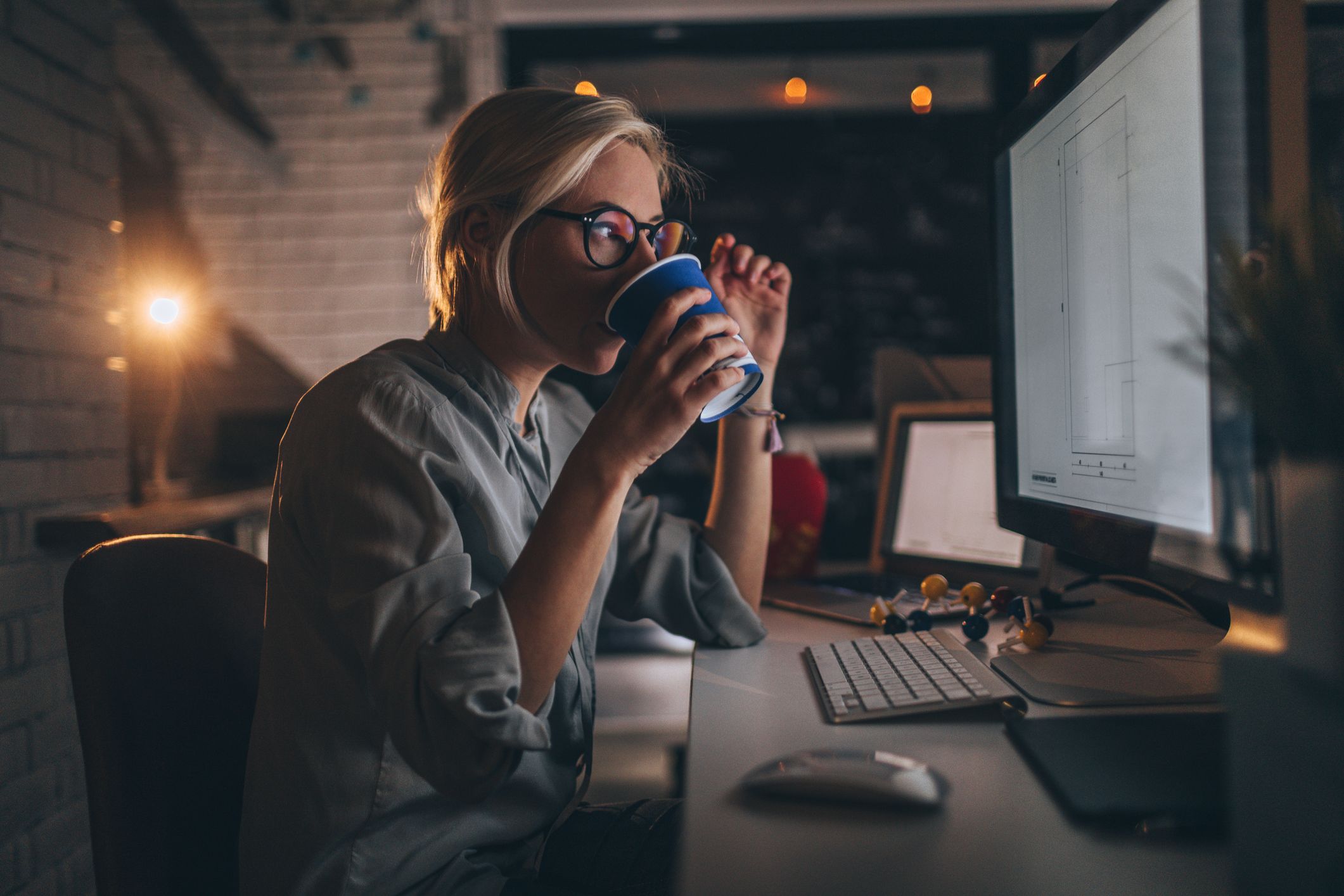 Imagem de mulher usando óculos de descanso para usar o computador