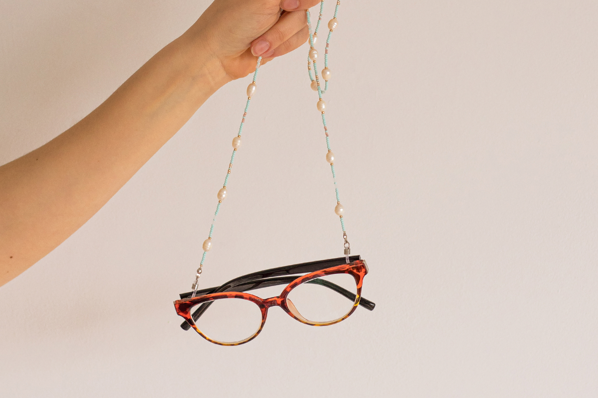 Corrente para óculos de grau: 4 ideias para usar essa tendência